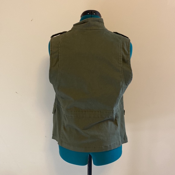 Medium army green cargo vest with zipper or button down option and four pockets - Picture 8 of 10